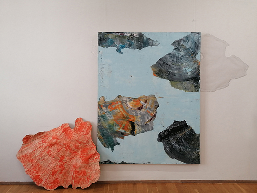 ilse chlan Zweimal in den Fluss steigen_Installation 2009_2018_Öl auf Leinen_und Schalenobjekt